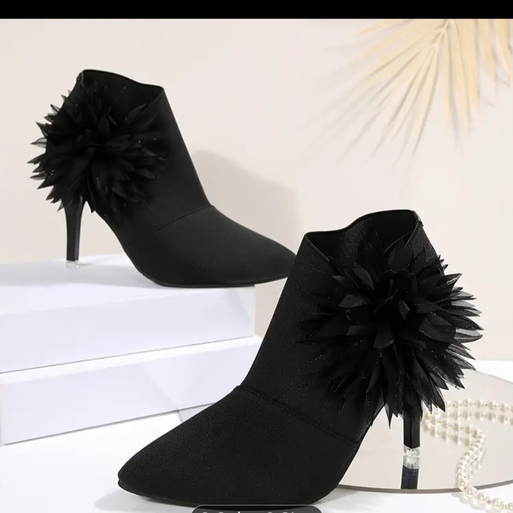 Chic Black Heels with Floral Detail - Picture 5 of 5